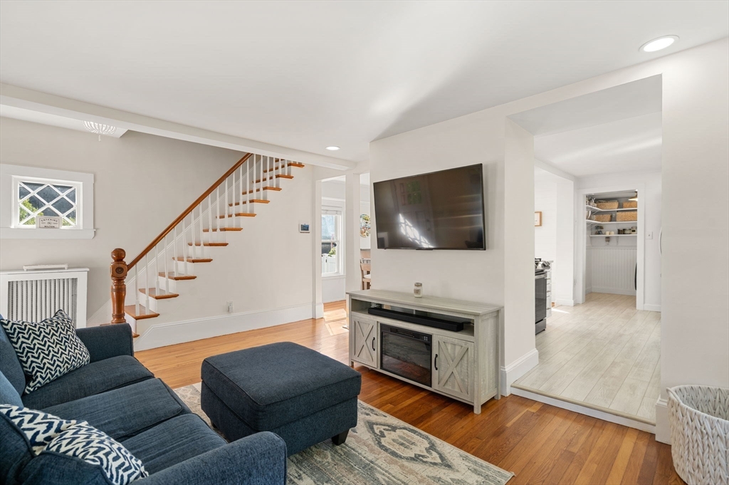 Milton, Massachusetts, 02186, United States, 3 Bedrooms Bedrooms, ,1 BathroomBathrooms,Residential,For Sale,1939202