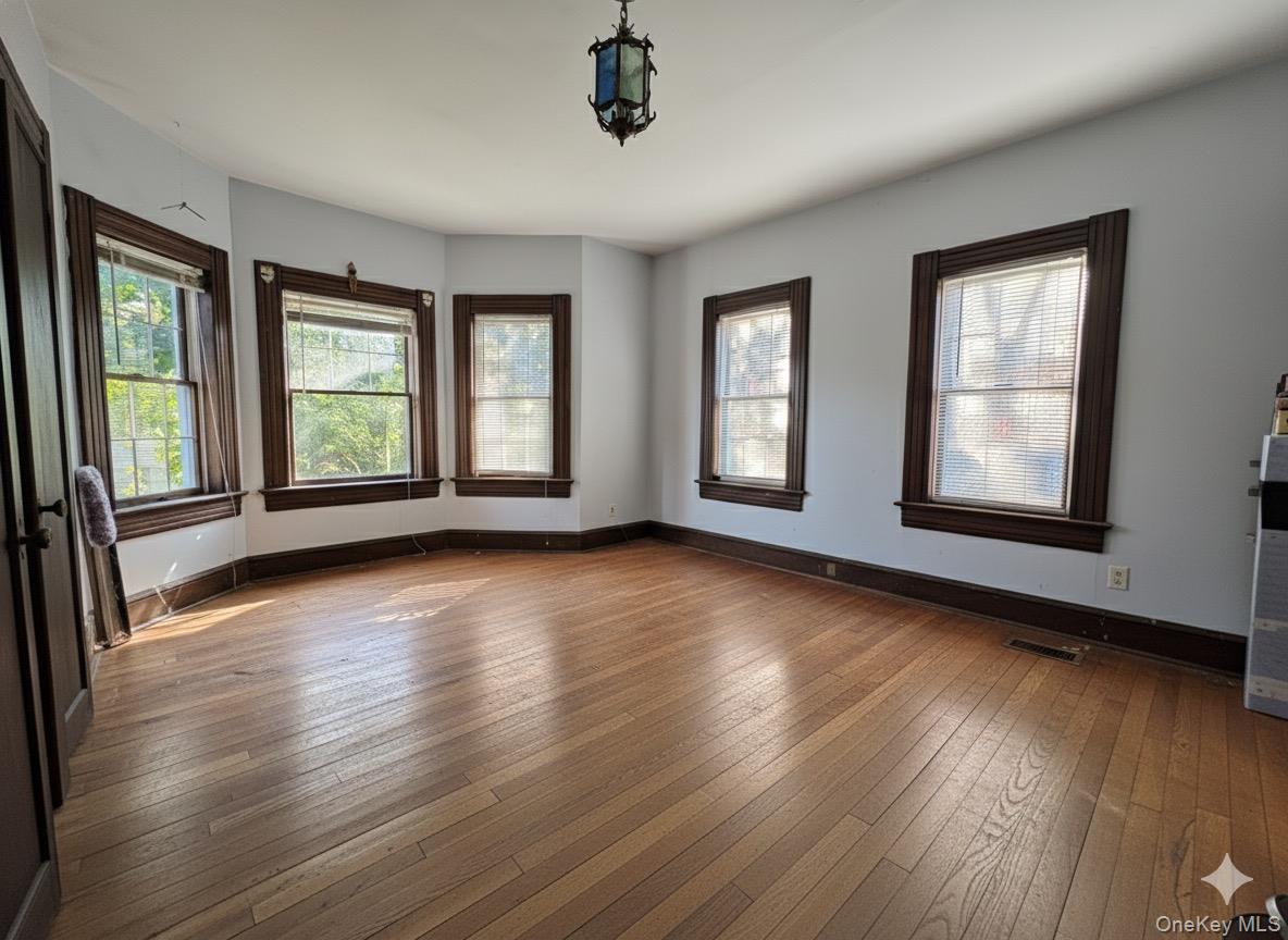 Glen Cove, New York, 11542, United States, 2 Bedrooms Bedrooms, ,2 BathroomsBathrooms,Residential,For Sale,1988144