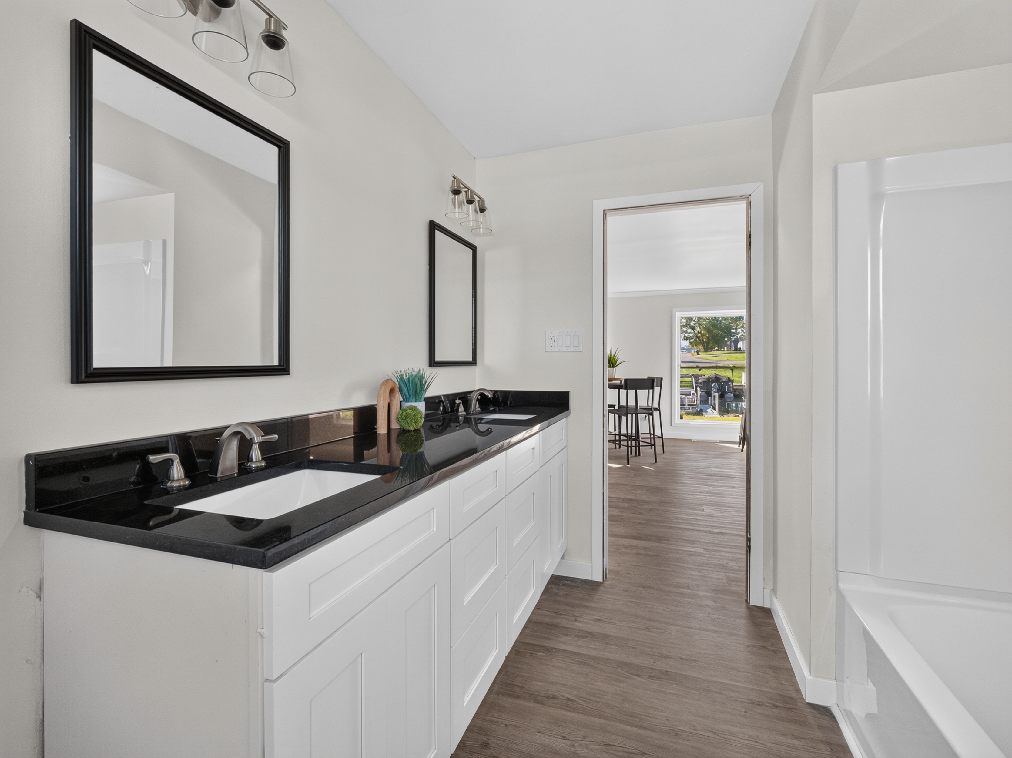  Beautifully Remodeled 4 Bedroom Home Featuring Lakefront Living - 物件實景