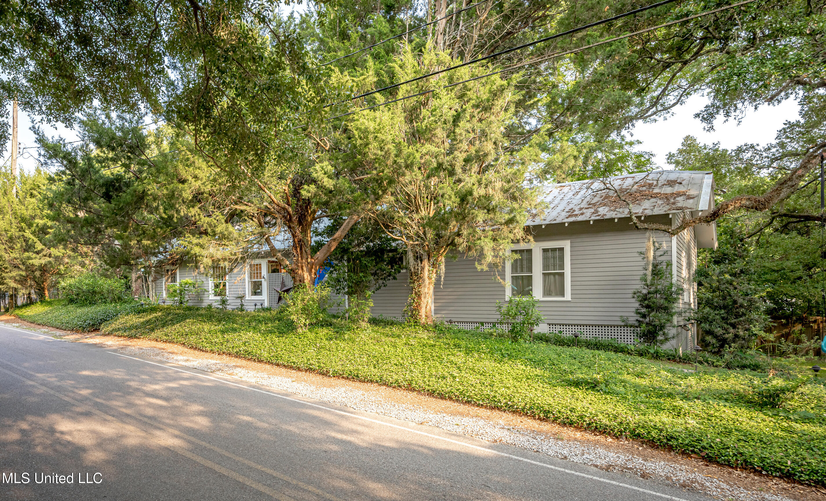 Ocean Springs, Mississippi, 39564, United States, 3 Bedrooms Bedrooms, ,2 BathroomsBathrooms,Residential,For Sale,1987573