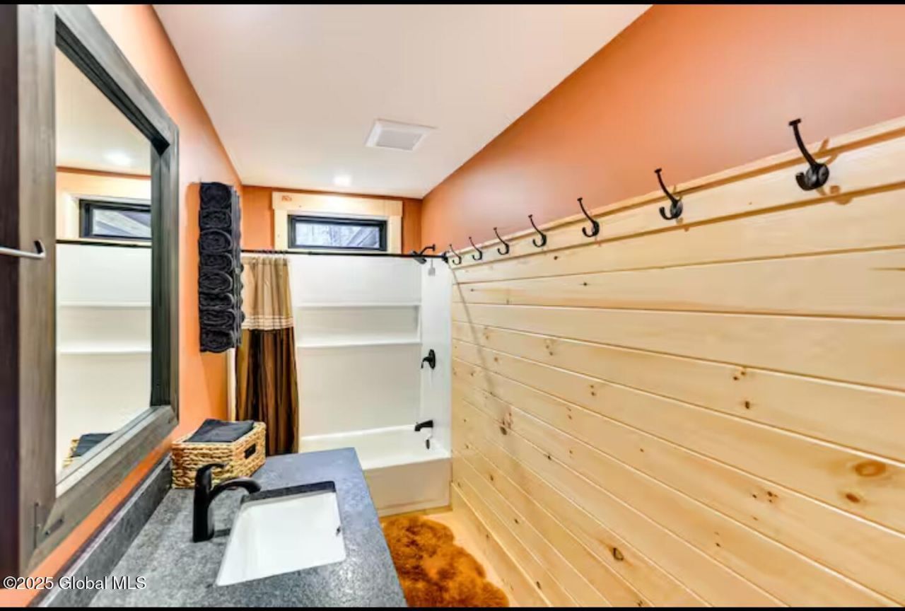 Gloversville, New York, 12078, United States, 2 Bedrooms Bedrooms, ,1 BathroomBathrooms,Residential,For Sale,1876319