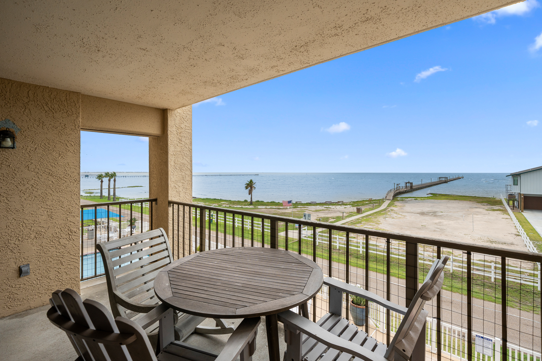  STUNNING WATERFRONT CONDO WITH MODERN UPDATES & SPECTACULAR VIEWS - 物件實景
