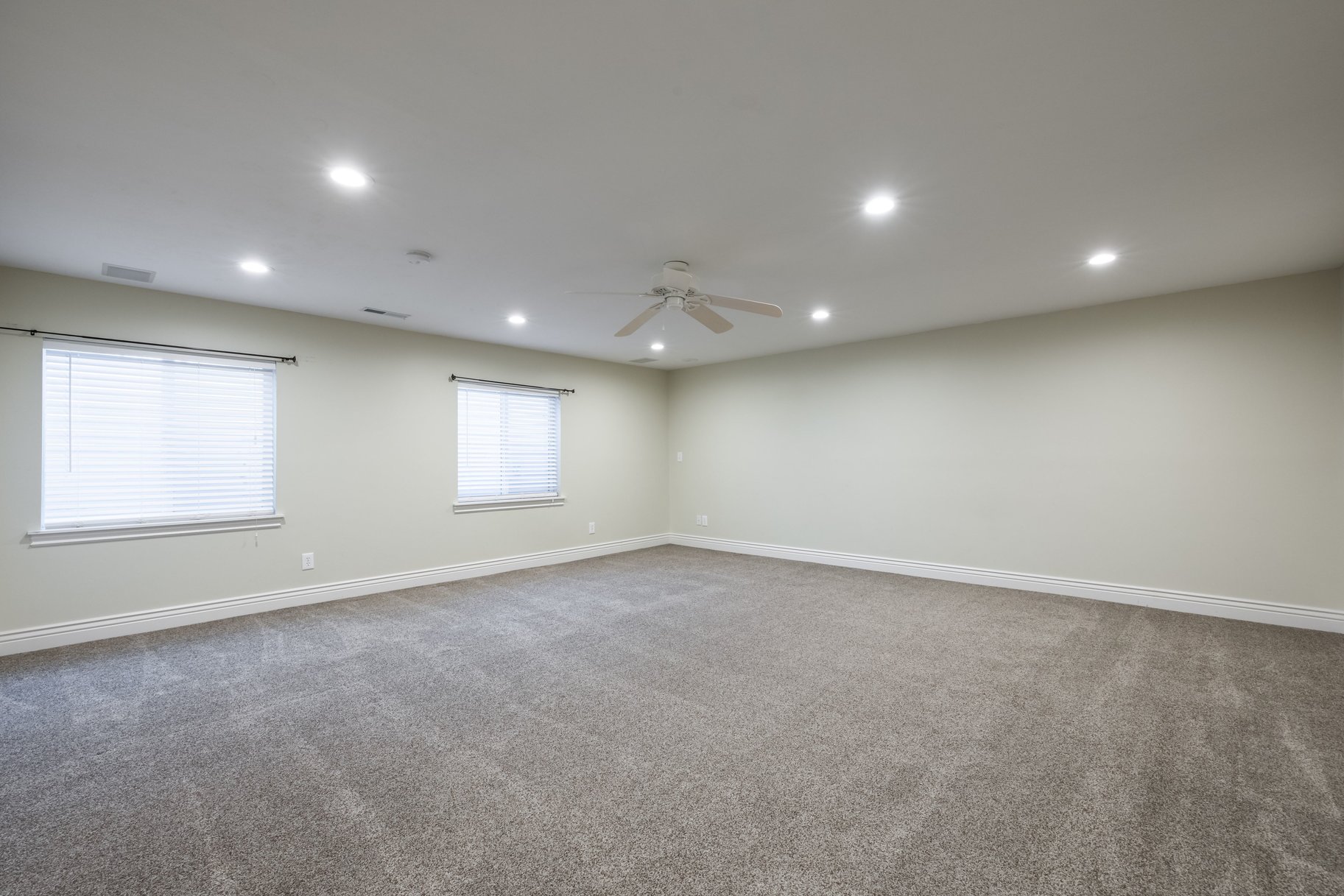  Riverton Corner-Lot Home: 7 Beds, Main-Floor Bedroom, 3-Car Garage & RV Parking - 物件實景