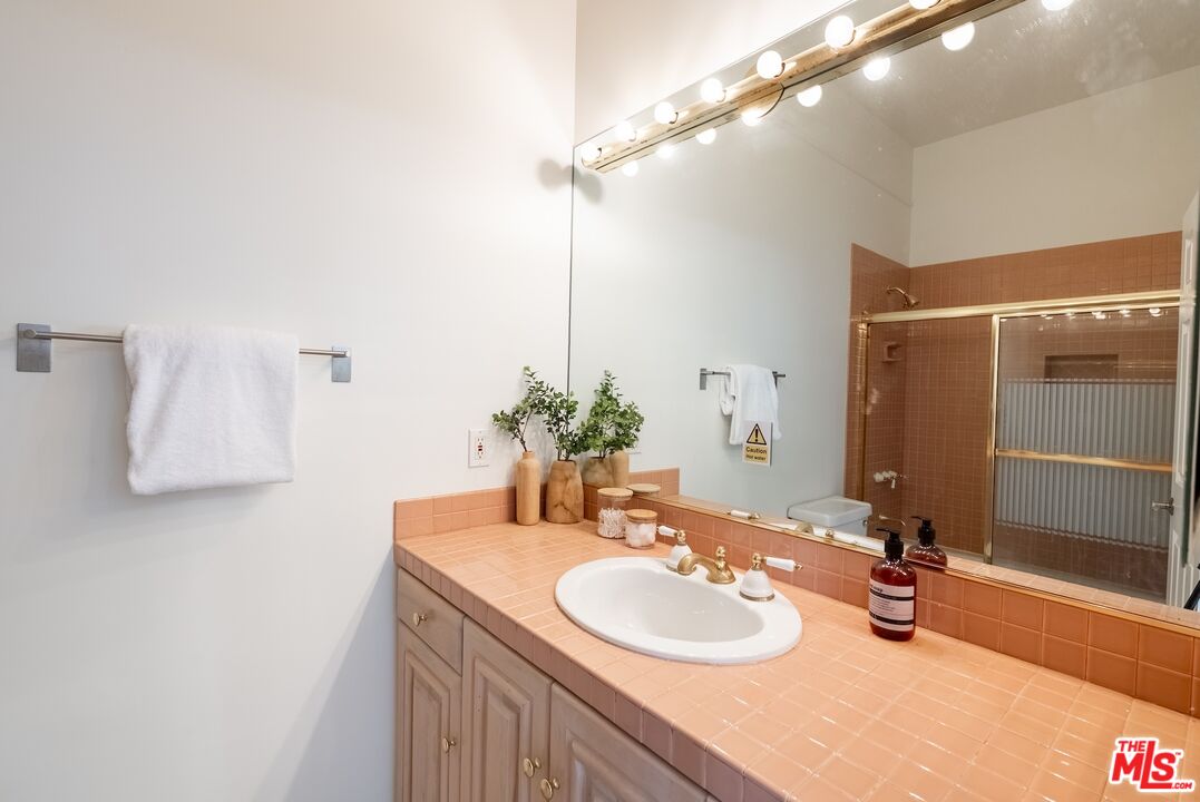 Topanga, California, 90290, United States, 4 Bedrooms Bedrooms, ,4 BathroomsBathrooms,Residential,For Sale,1902057