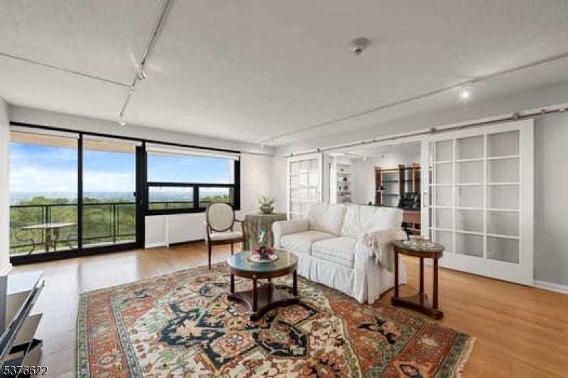 Verona Twp., New Jersey, 07044, United States, 2 Bedrooms Bedrooms, ,2 BathroomsBathrooms,Residential,For Sale,1976257