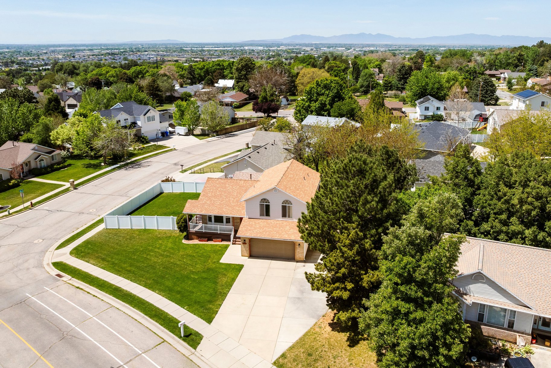  5 Bedroom, 3 Bath Home With One Of North Ogdens Best Porch Views - 物件實景