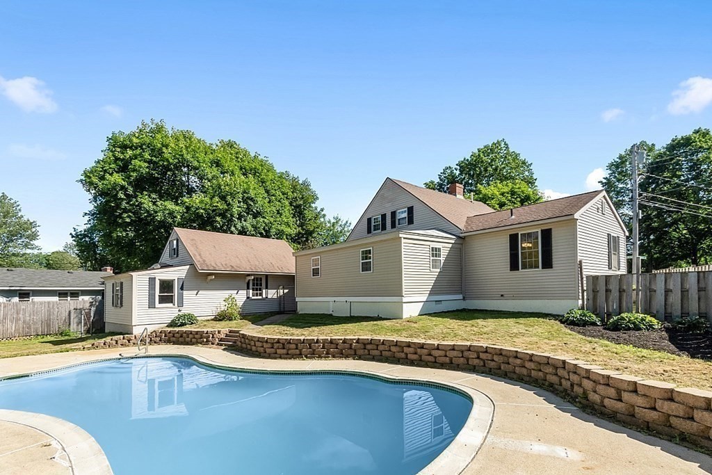 Exeter, New Hampshire, 03833, United States, 4 Bedrooms Bedrooms, ,3 BathroomsBathrooms,Residential,For Sale,1927852