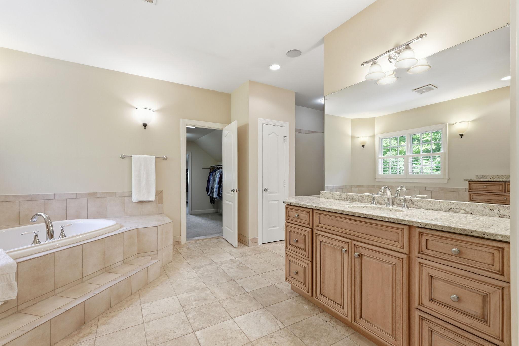  7818 Crownhurst Court, Mclean, VA, 22102 - 物件實景