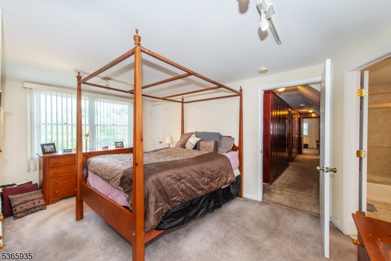 Wayne Twp., New Jersey, 07470, United States, 5 Bedrooms Bedrooms, ,3 BathroomsBathrooms,Residential,For Sale,1928449