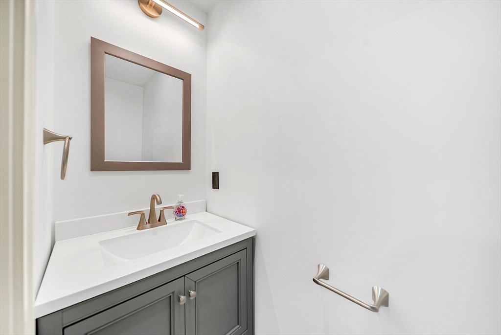 Wellesley, Massachusetts, 02481, United States, 5 Bedrooms Bedrooms, ,5 BathroomsBathrooms,Residential,For Sale,2001745