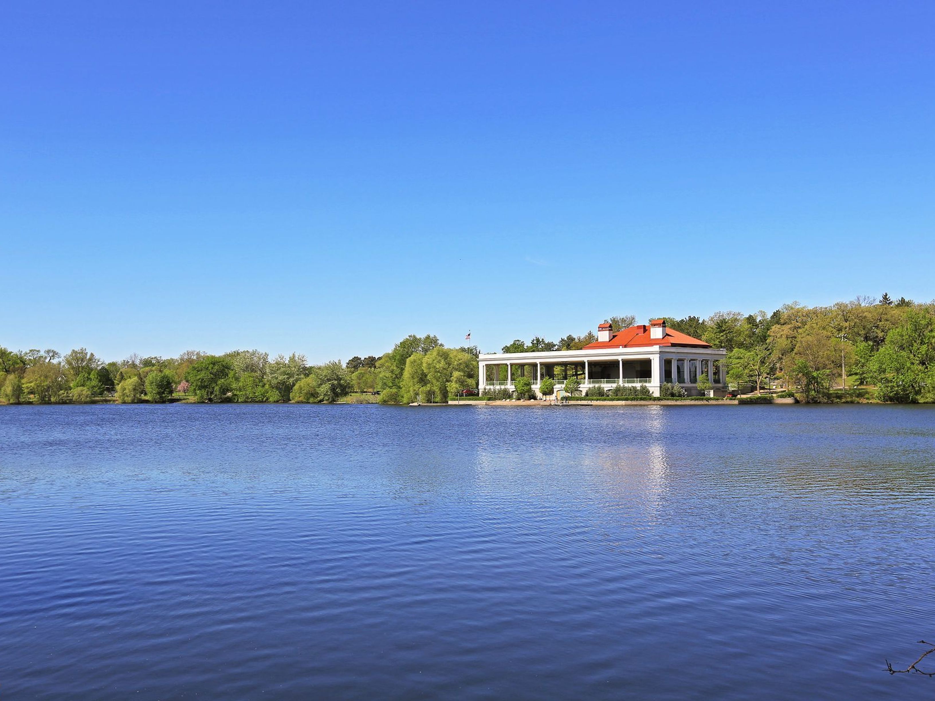  Historic Lakeside Retreat with Sunrooms and Timeless Charm - 物件實景
