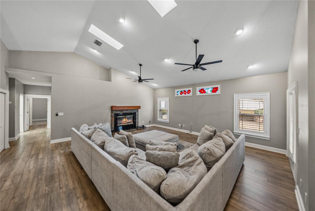 Seffner, Florida, 33584, United States, 5 Bedrooms Bedrooms, ,4 BathroomsBathrooms,Residential,For Sale,1991744