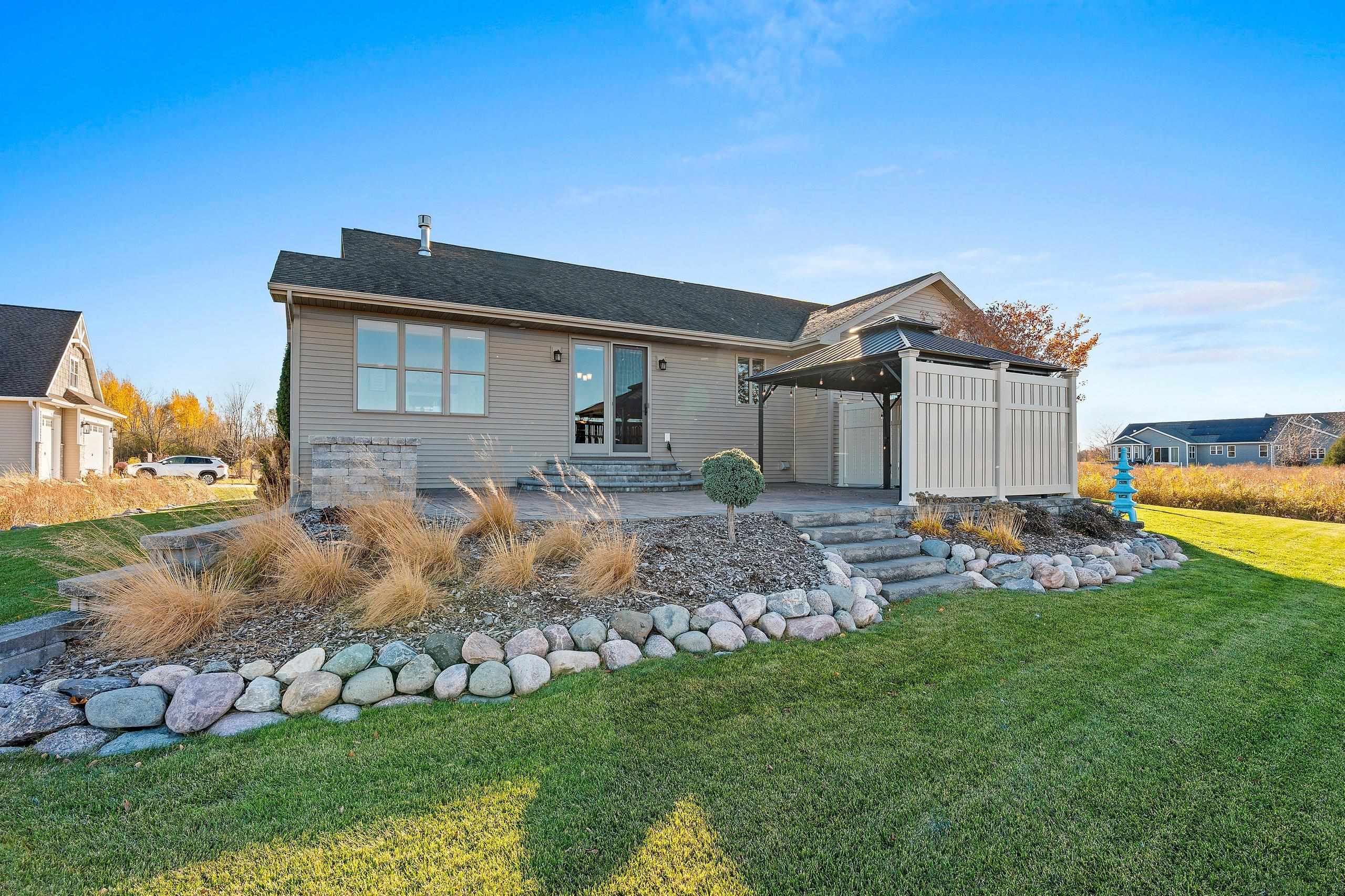 NEENAH, Wisconsin, 54956, United States, 3 Bedrooms Bedrooms, ,3 BathroomsBathrooms,Residential,For Sale,1986561