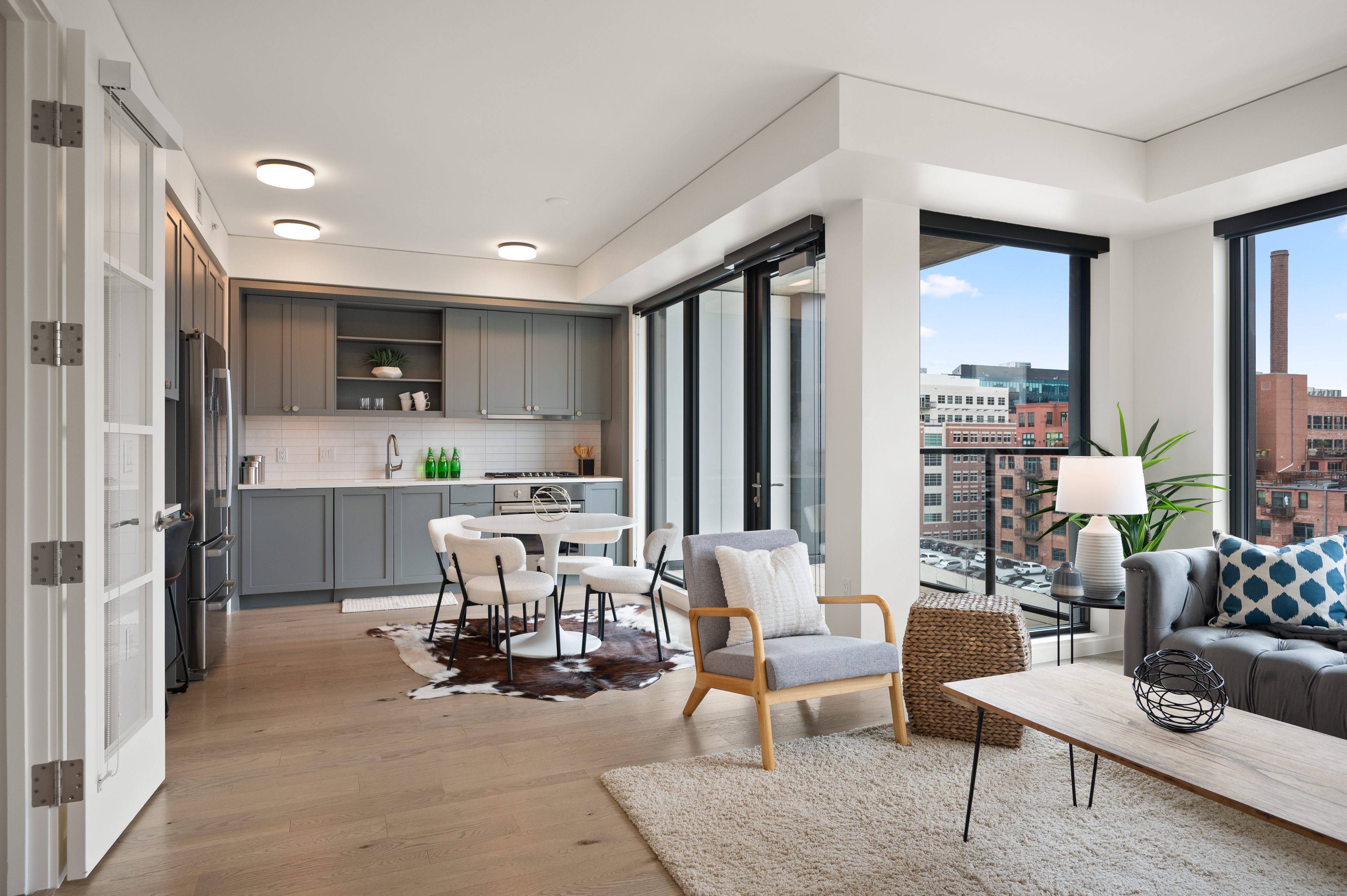 Phenomenal Views From The Floor To Ceiling Windows In This Downtown Building - 物件實景
