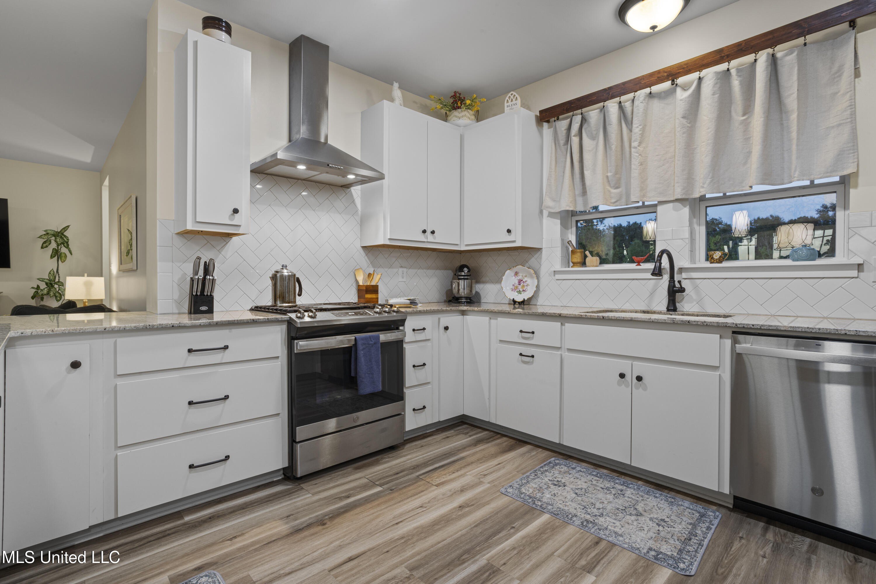 Biloxi, Mississippi, 39532, United States, 3 Bedrooms Bedrooms, ,2 BathroomsBathrooms,Residential,For Sale,1977192