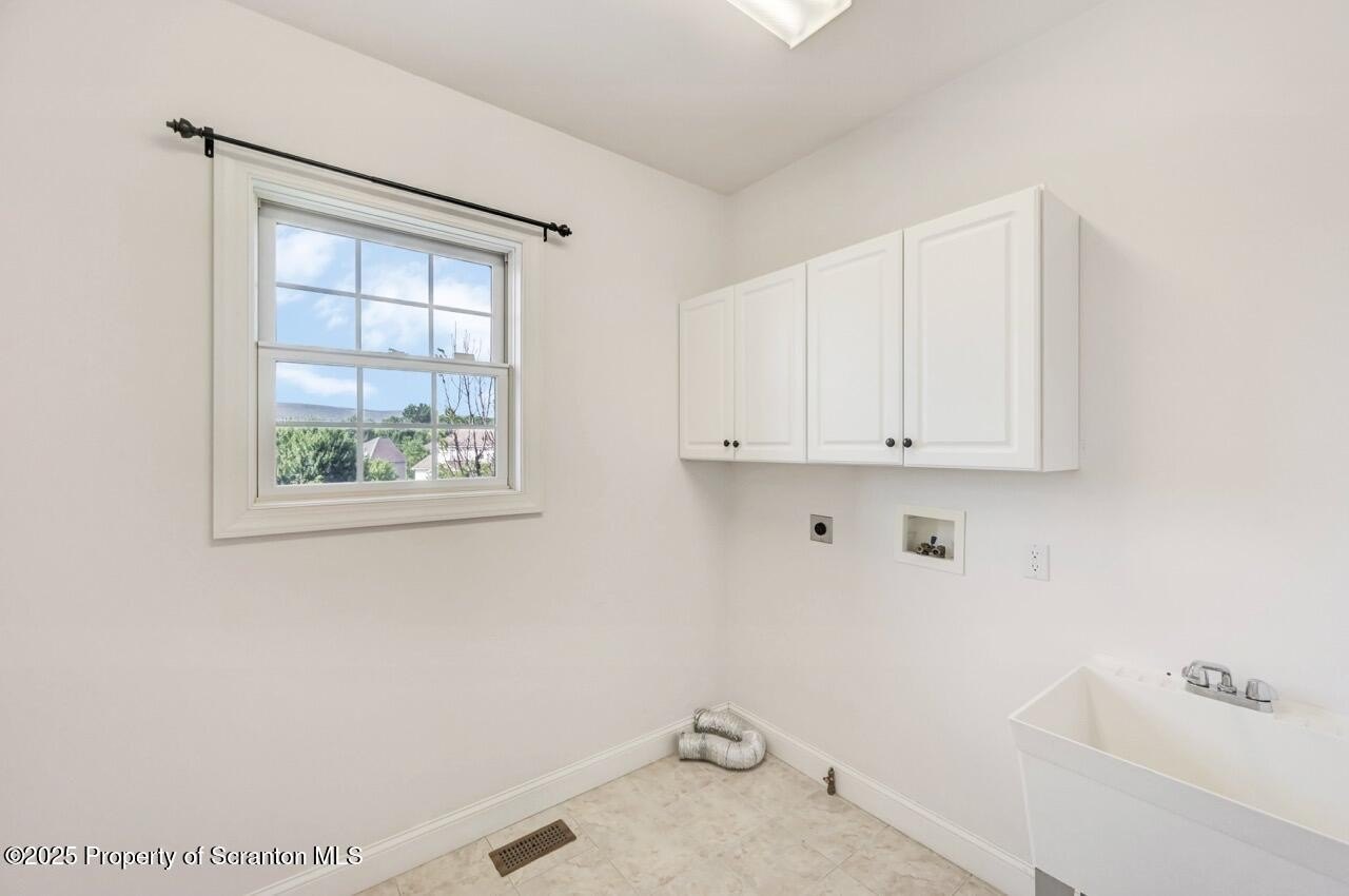 Throop, Pennsylvania, 18512, United States, 3 Bedrooms Bedrooms, ,3 BathroomsBathrooms,Residential,For Sale,1889511