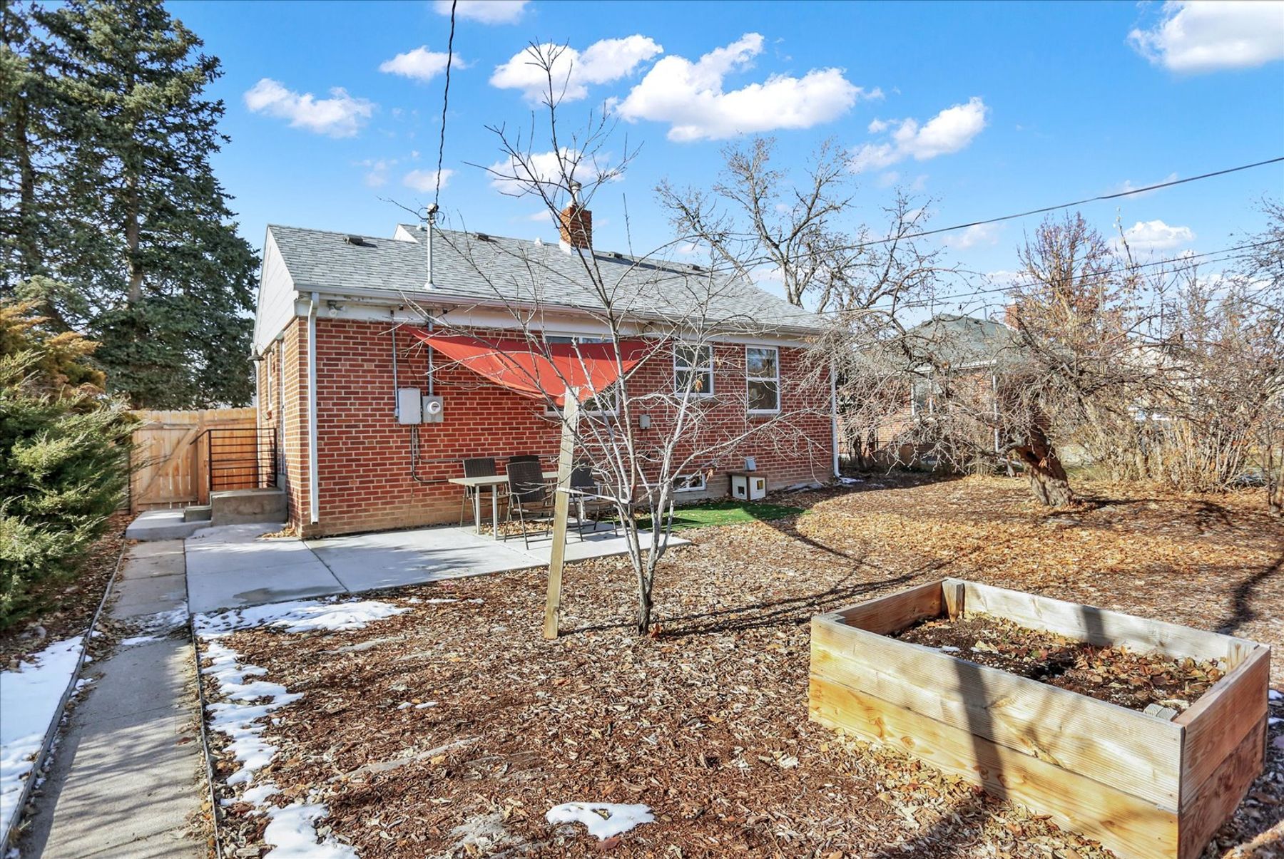  Athmar Park Gem: Newly Remodeled 3-Bed with Basement, Yard & Oversized Garage - 物件實景