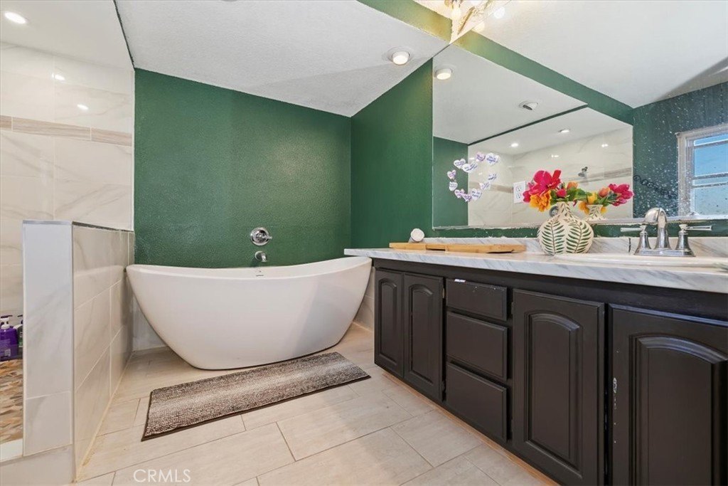 Hesperia, California, 92344, United States, 4 Bedrooms Bedrooms, ,2 BathroomsBathrooms,Residential,For Sale,1992060