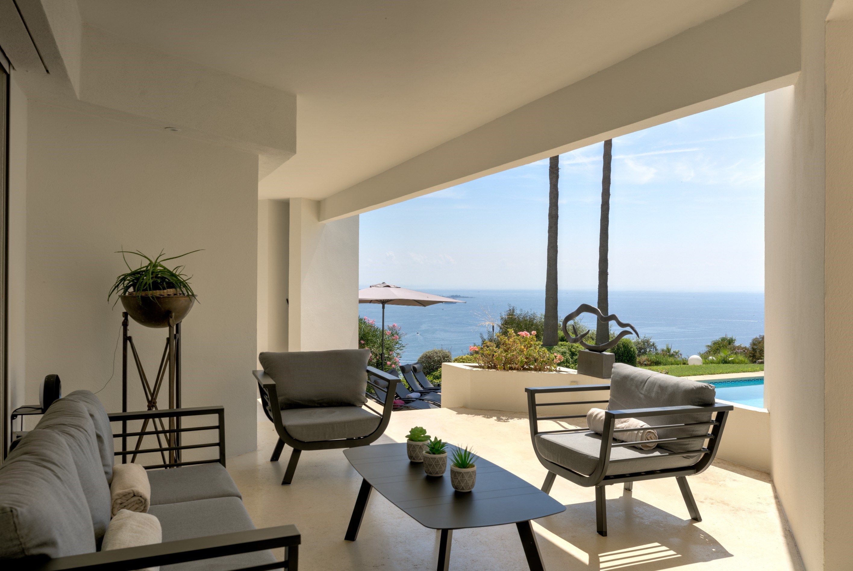  Super Cannes Vallauris, 260 sqm villa with five bedrooms, pool and panoramic se… - 物件實景