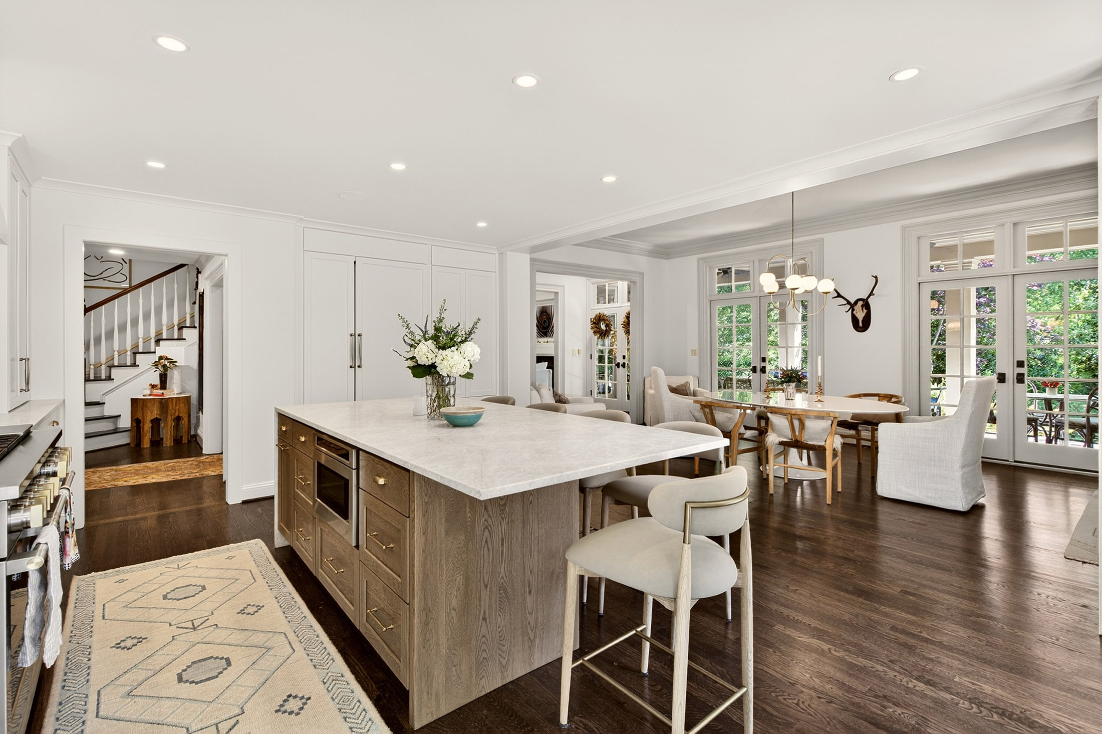  Exceptional Estate with Pool Nestled on 2+/- Private Acres Near Chastain Park - 物件實景