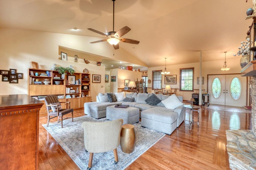 Murphy, North Carolina, 28906, United States, 3 Bedrooms Bedrooms, ,2 BathroomsBathrooms,Residential,For Sale,1926977