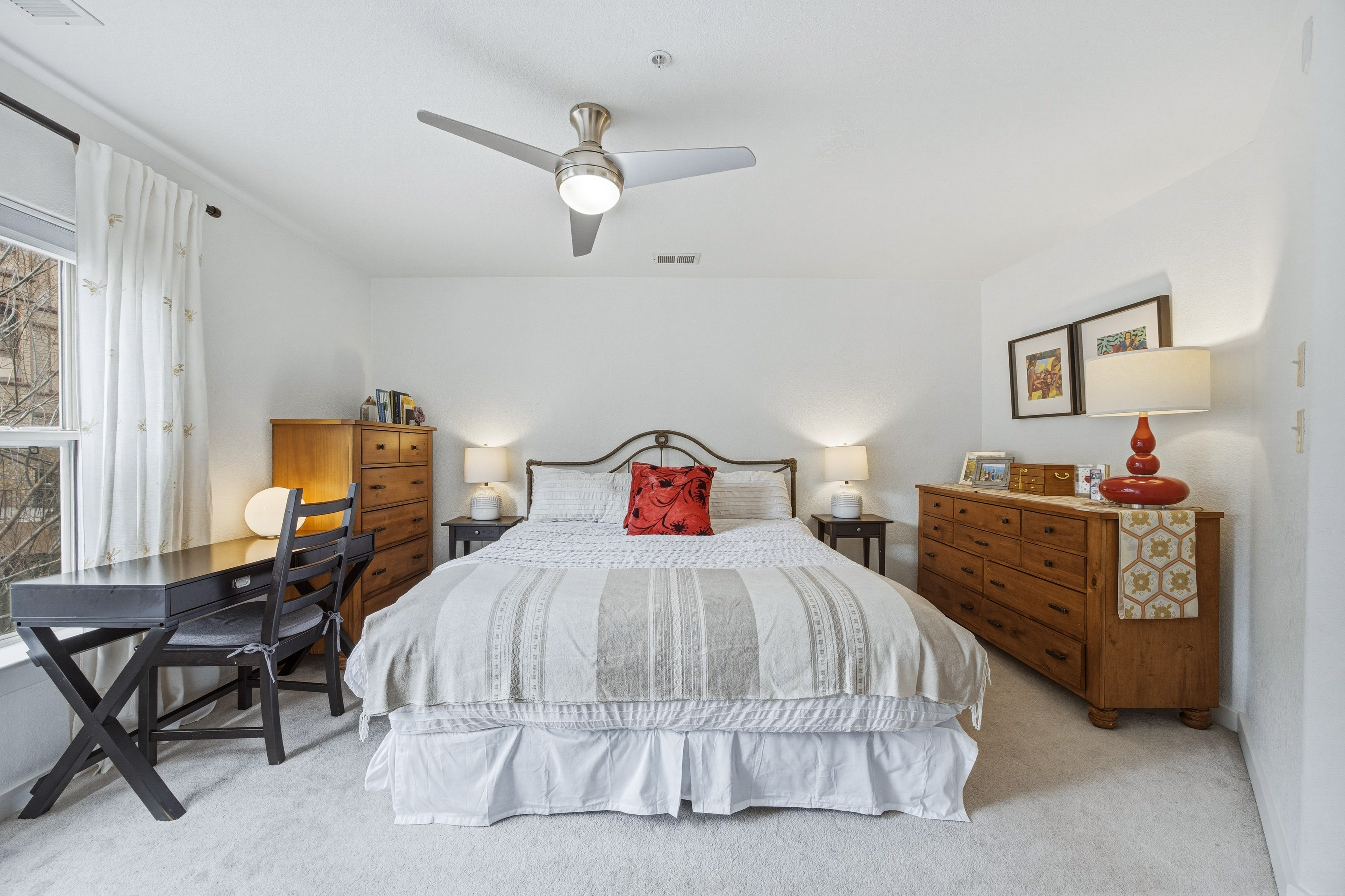  Updated, Bright, South-Facing Corner Residence in the Heart of Edwards - 物件實景
