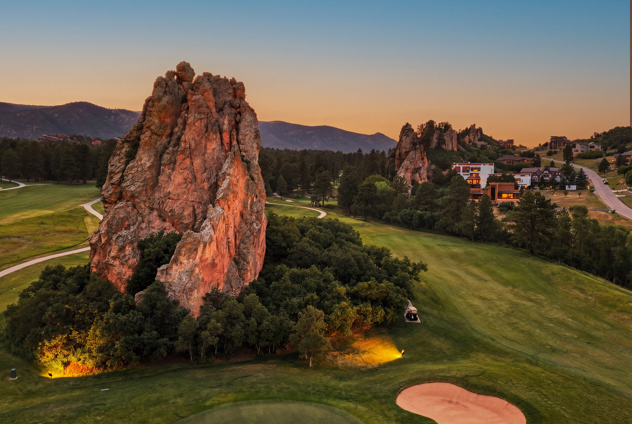  Set against the red rocks of Perry Park with a bold white stucco exterior - 物件實景