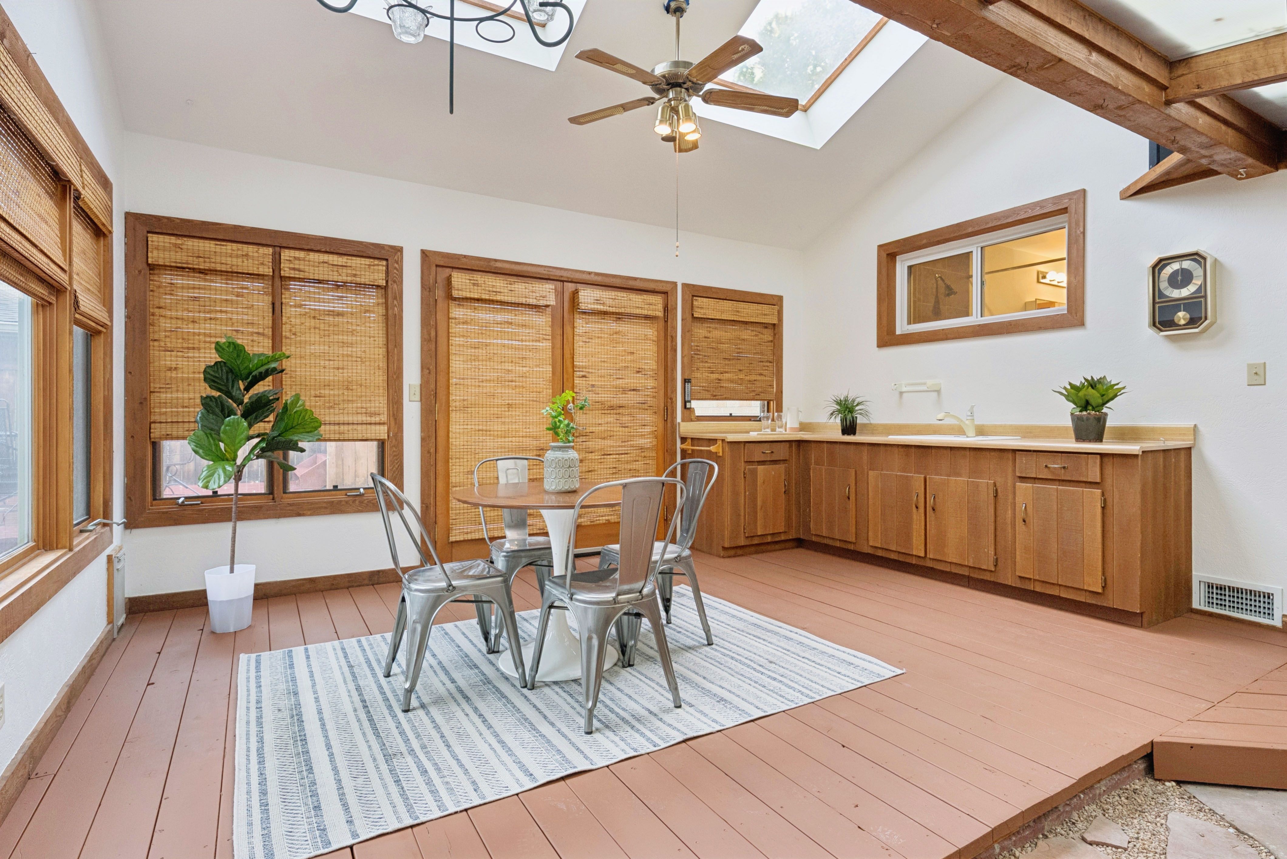 Welcome to 545 Estes Street, a bright, charming ranch-style home in an establish - 物件實景