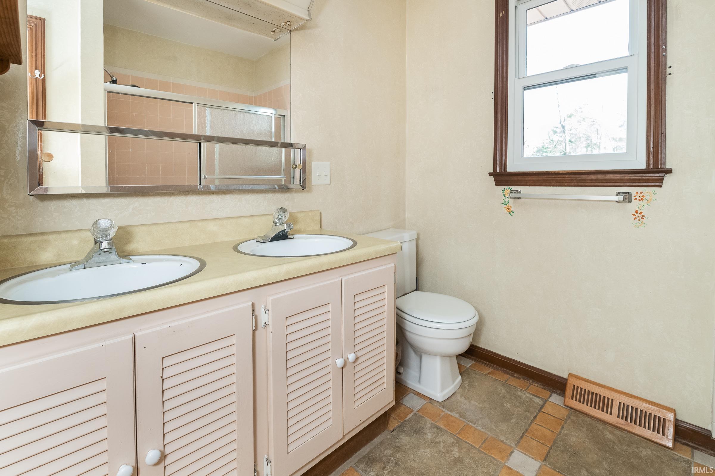 Bloomington, Indiana, 47401, United States, 8 Bedrooms Bedrooms, ,5 BathroomsBathrooms,Residential,For Sale,1988633