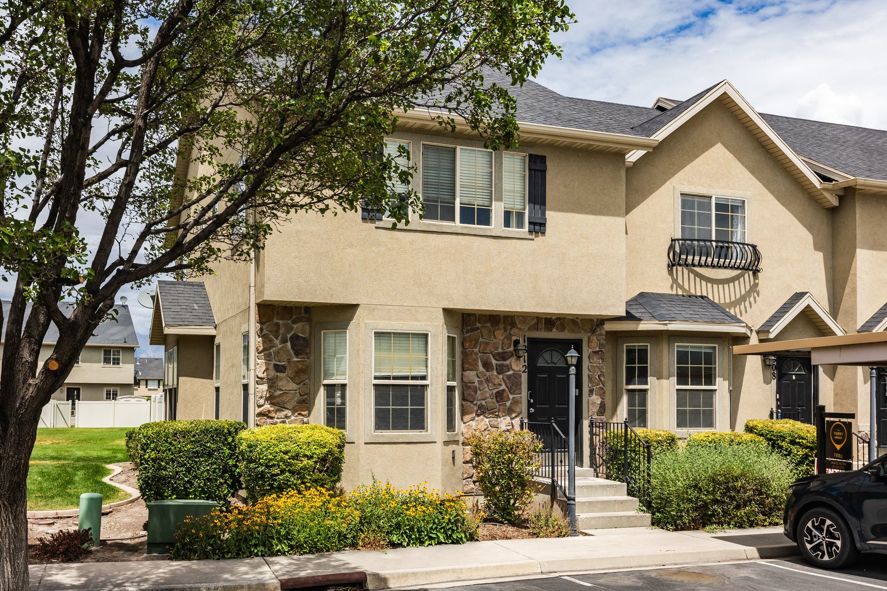  End Row Townhome in Highly Desired Location - 物件實景