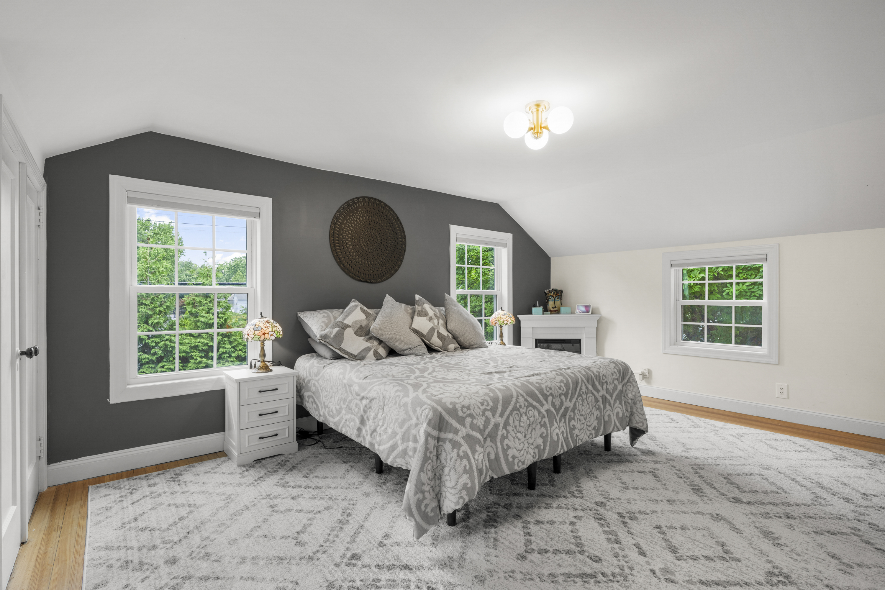  Beautifully Updated Corner Colonial - 物件實景