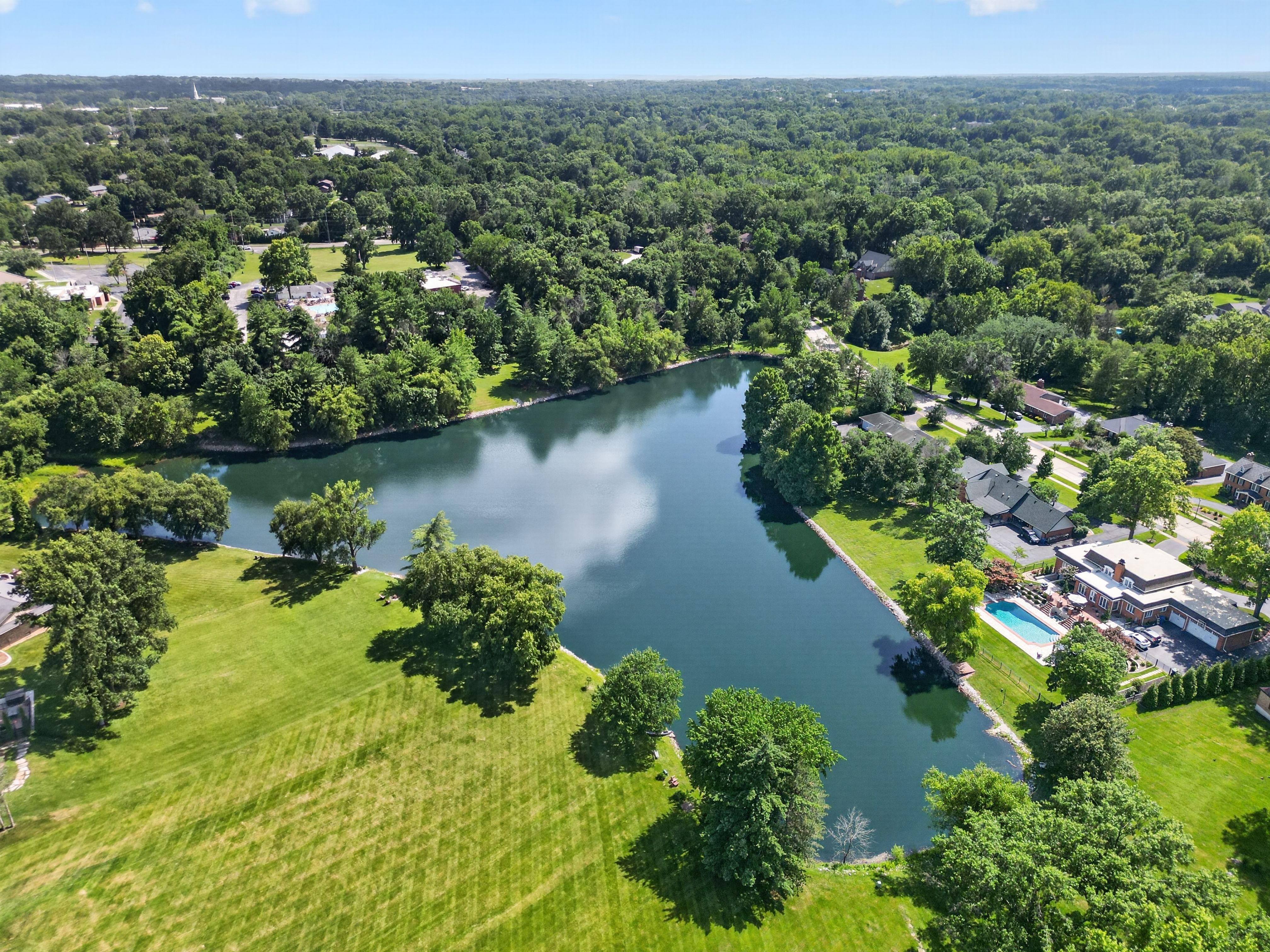  Elegant Brick Retreat on 1.5+ Acres with Modern Luxuries and Tranquil Living - 物件實景