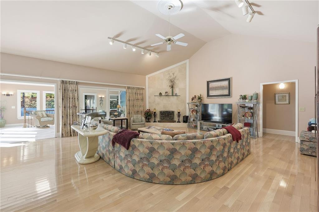 Buford, Georgia, 30518, United States, 4 Bedrooms Bedrooms, ,4 BathroomsBathrooms,Residential,For Sale,1986325