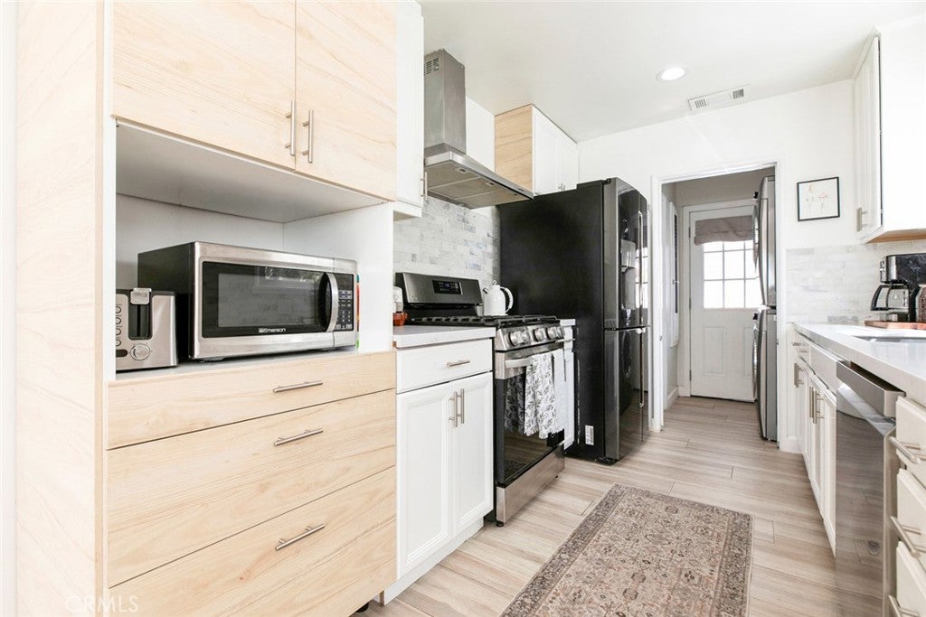 Van Nuys, California, 91402, United States, 3 Bedrooms Bedrooms, ,1 BathroomBathrooms,Residential,For Sale,1949812