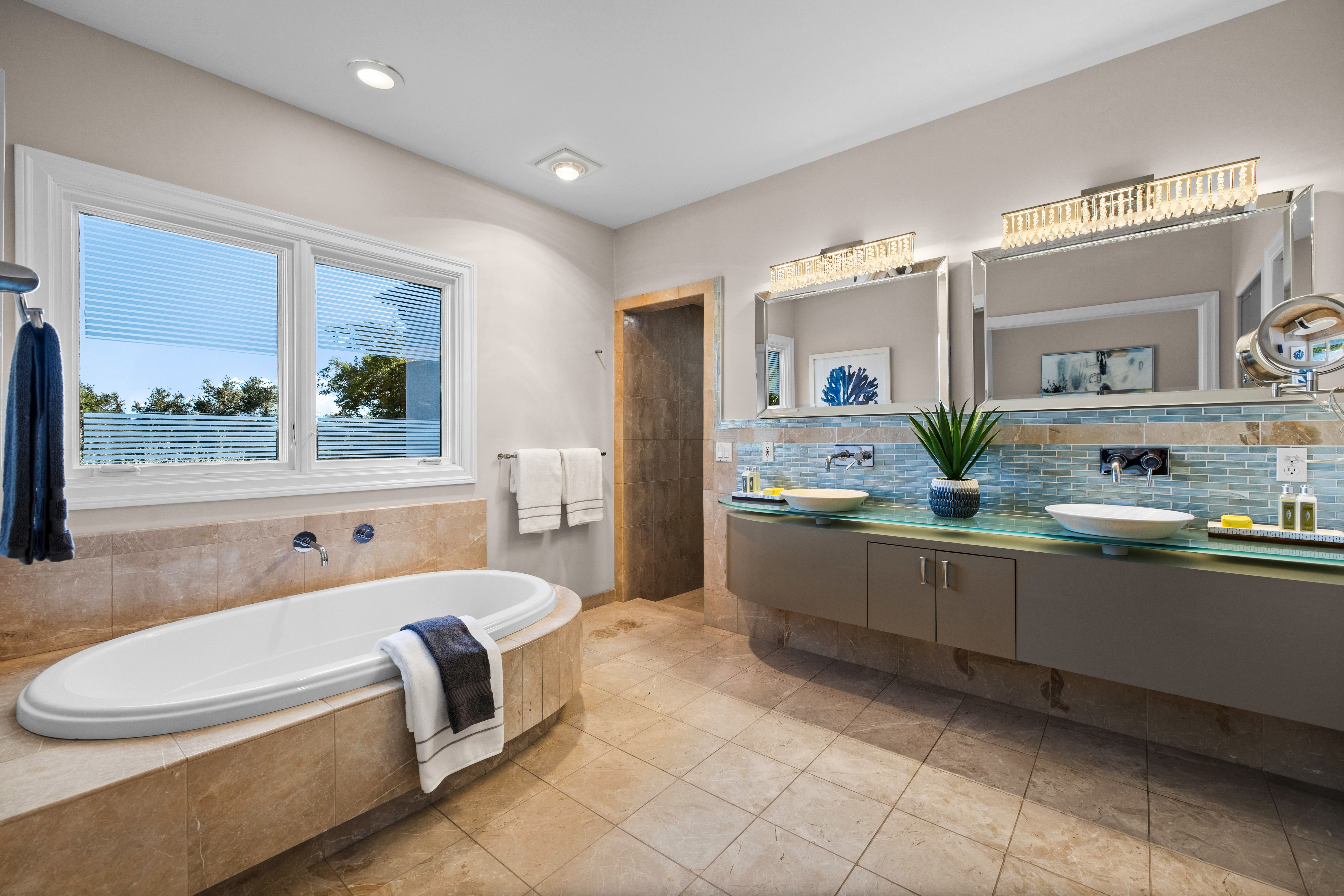 Resort Living in Sorich Park — Gated Mediterranean Estate With Pool and Views - 物件實景