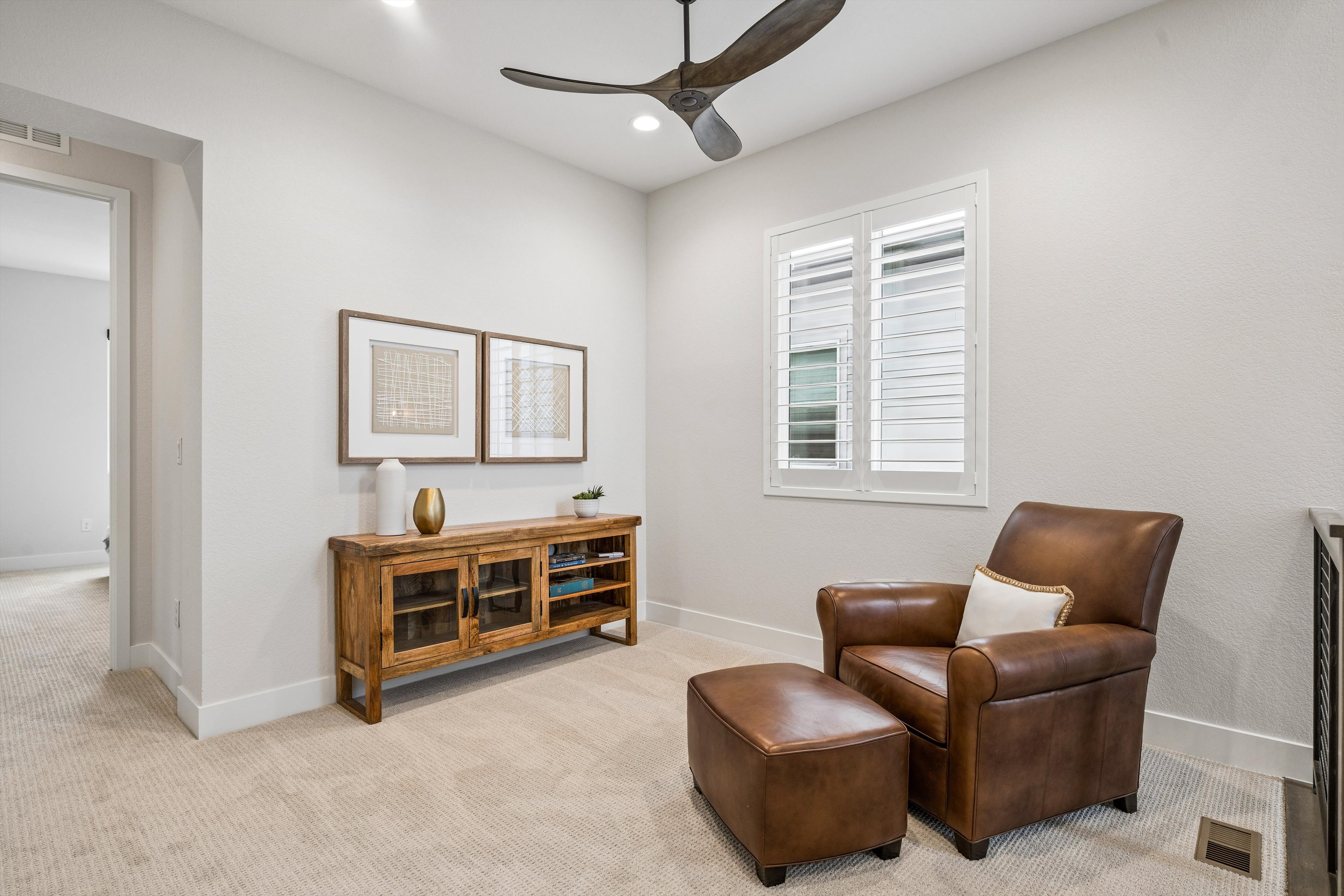  Thoughtfully designed and exceptionally maintained, this light-filled home offer - 物件實景