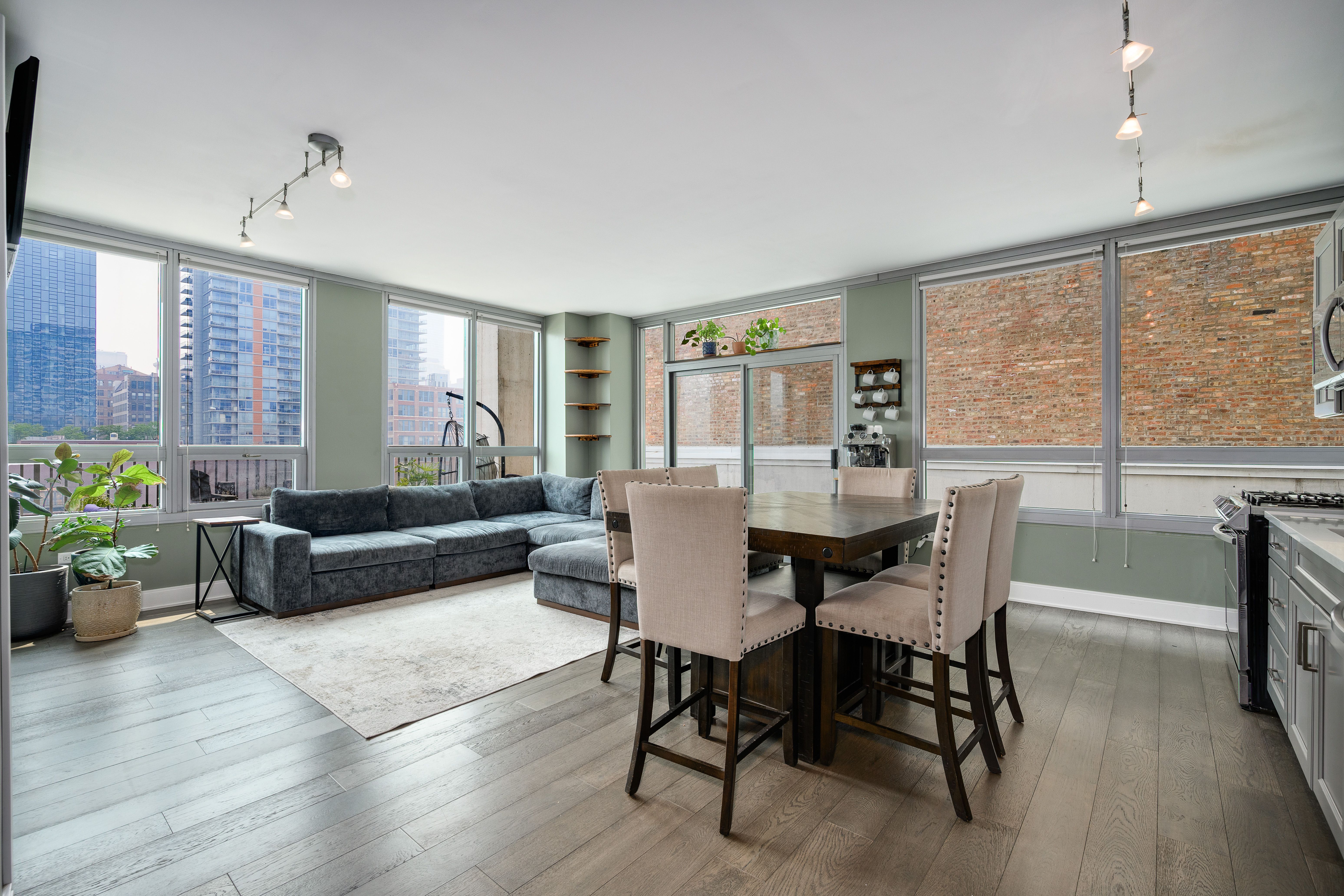  Experience Elevated City Living in This Beautifully Renovated Corner Residence - 物件實景