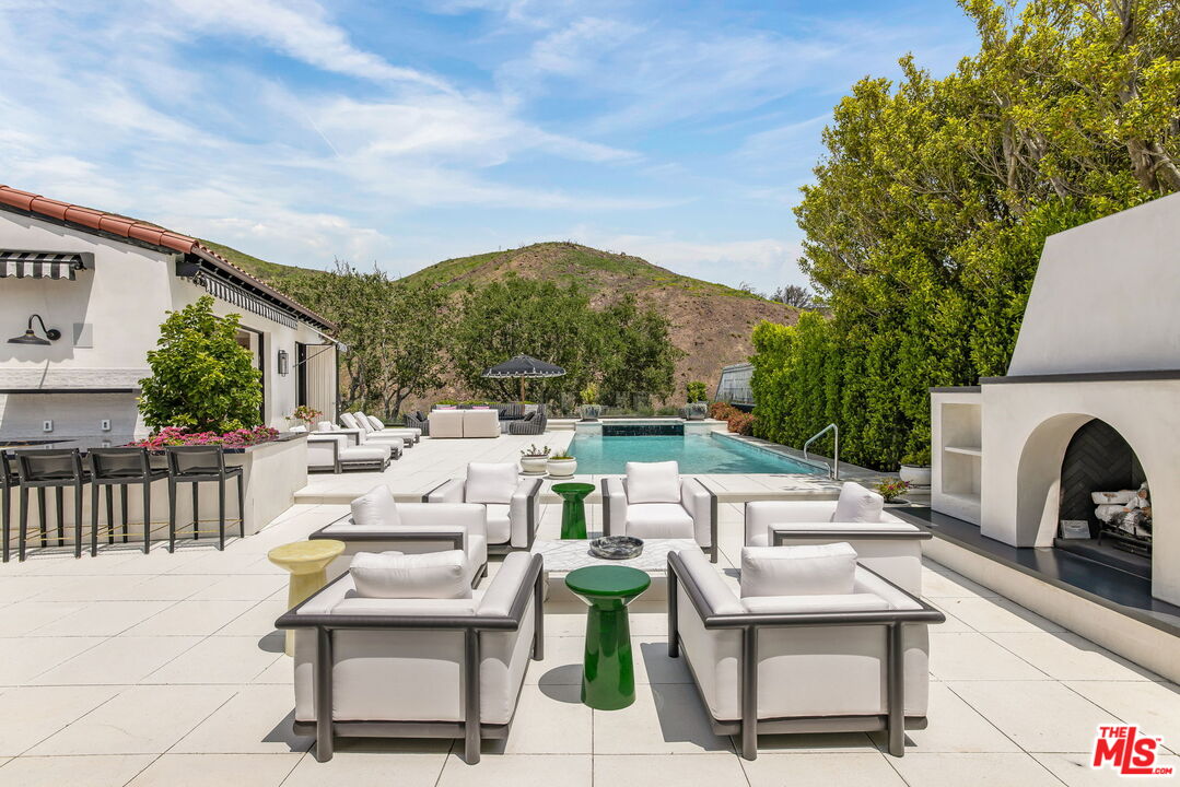 Pacific Palisades, California, 90272, United States, 4 Bedrooms Bedrooms, ,6 BathroomsBathrooms,Residential,For Sale,1796963