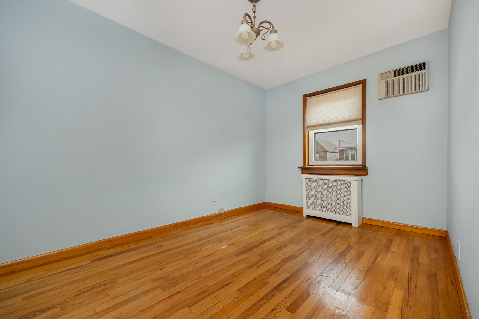 Middle Village, New York, 11379, United States, 2 Bedrooms Bedrooms, ,2 BathroomsBathrooms,Residential,For Sale,1941083