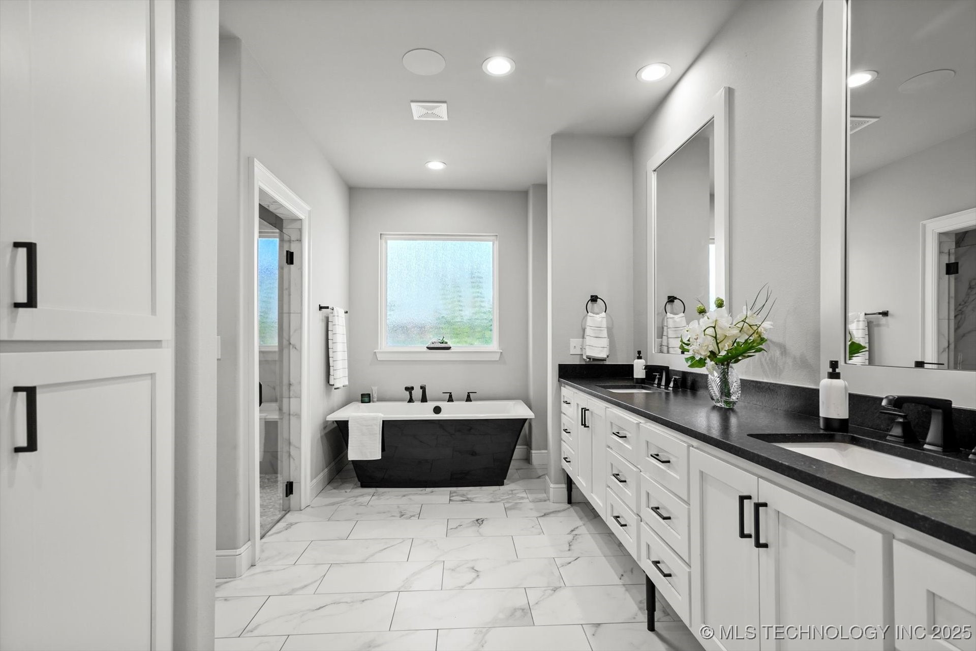 Owasso, Oklahoma, 74055, United States, 3 Bedrooms Bedrooms, ,4 BathroomsBathrooms,Residential,For Sale,1986225