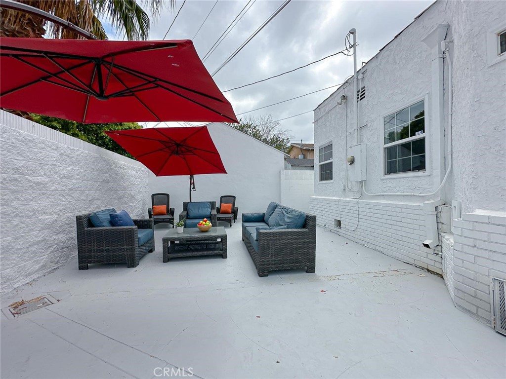 Los Angeles, California, 90043, United States, 3 Bedrooms Bedrooms, ,2 BathroomsBathrooms,Residential,For Sale,1981905