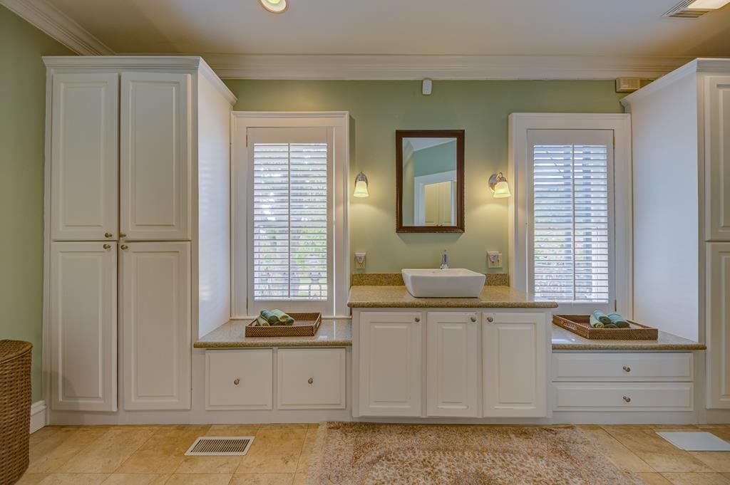 Vicksburg, Mississippi, 39180, United States, 4 Bedrooms Bedrooms, ,4 BathroomsBathrooms,Residential,For Sale,1778903