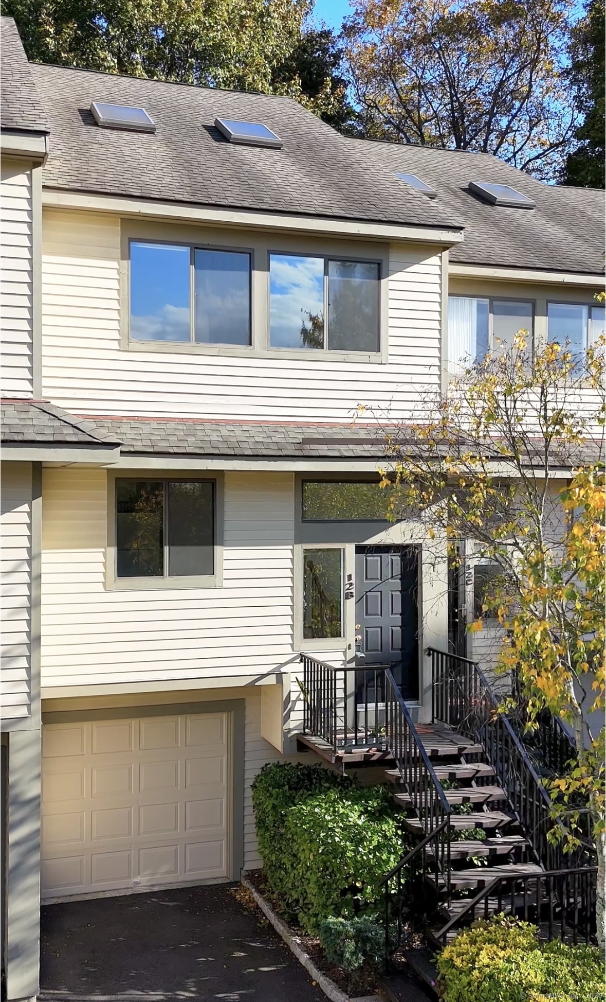 Stamford, Connecticut, 06905, United States, 2 Bedrooms Bedrooms, ,3 BathroomsBathrooms,Residential,For Sale,1997039