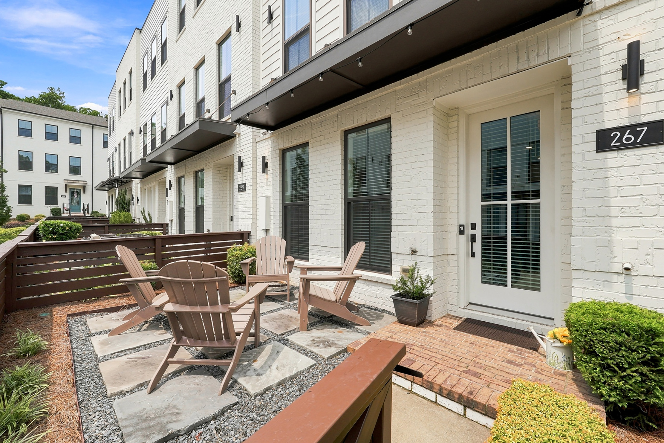  Charming Townhome Designed for Modern Living and Ultimate Functionality - 物件實景