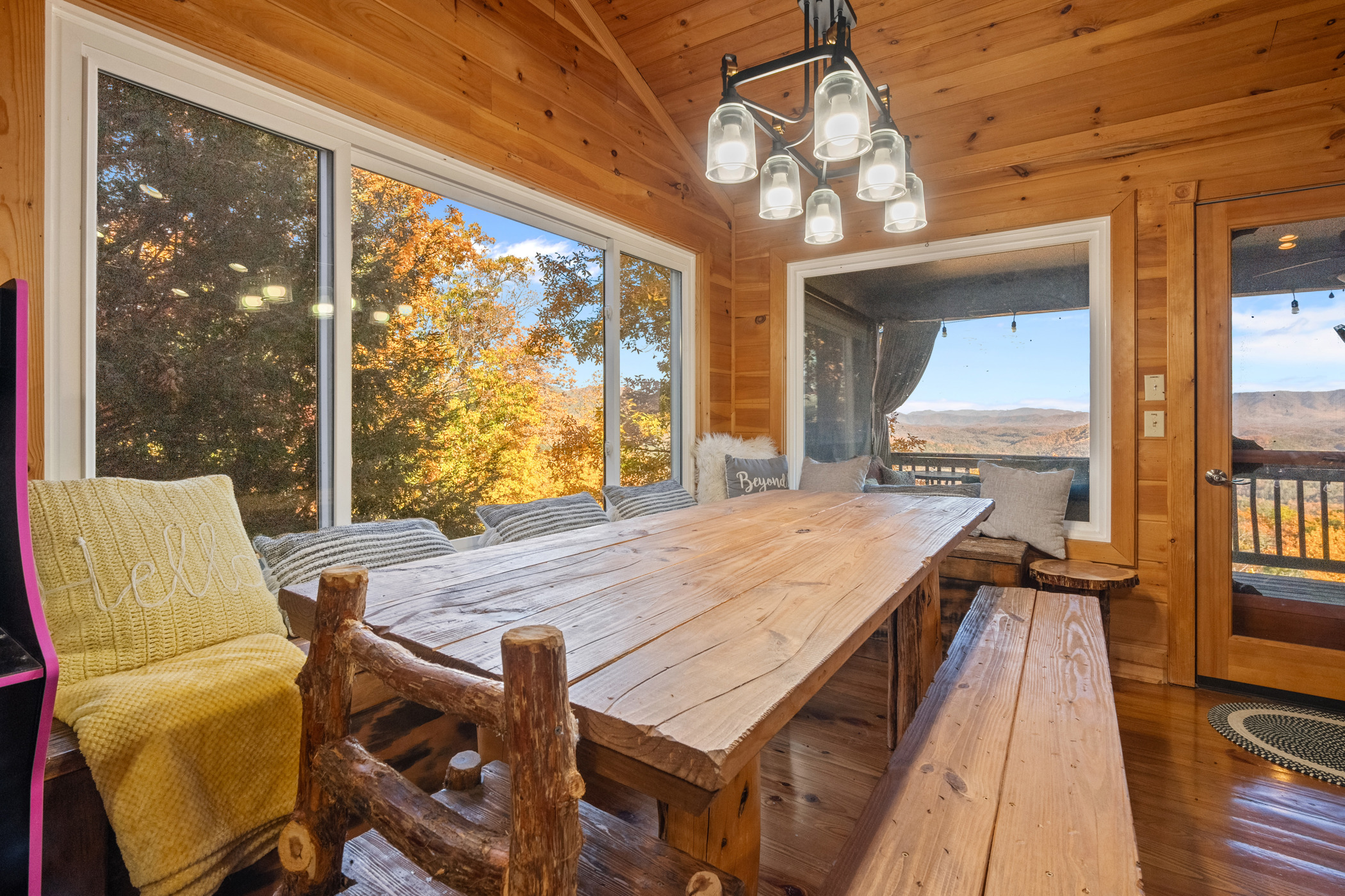 Sevierville, Tennessee, 37876, United States, 2 Bedrooms Bedrooms, ,4 BathroomsBathrooms,Residential,For Sale,1988602