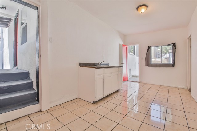 Los Angeles, California, 90001, United States, 4 Bedrooms Bedrooms, ,Residential,For Sale,1928071