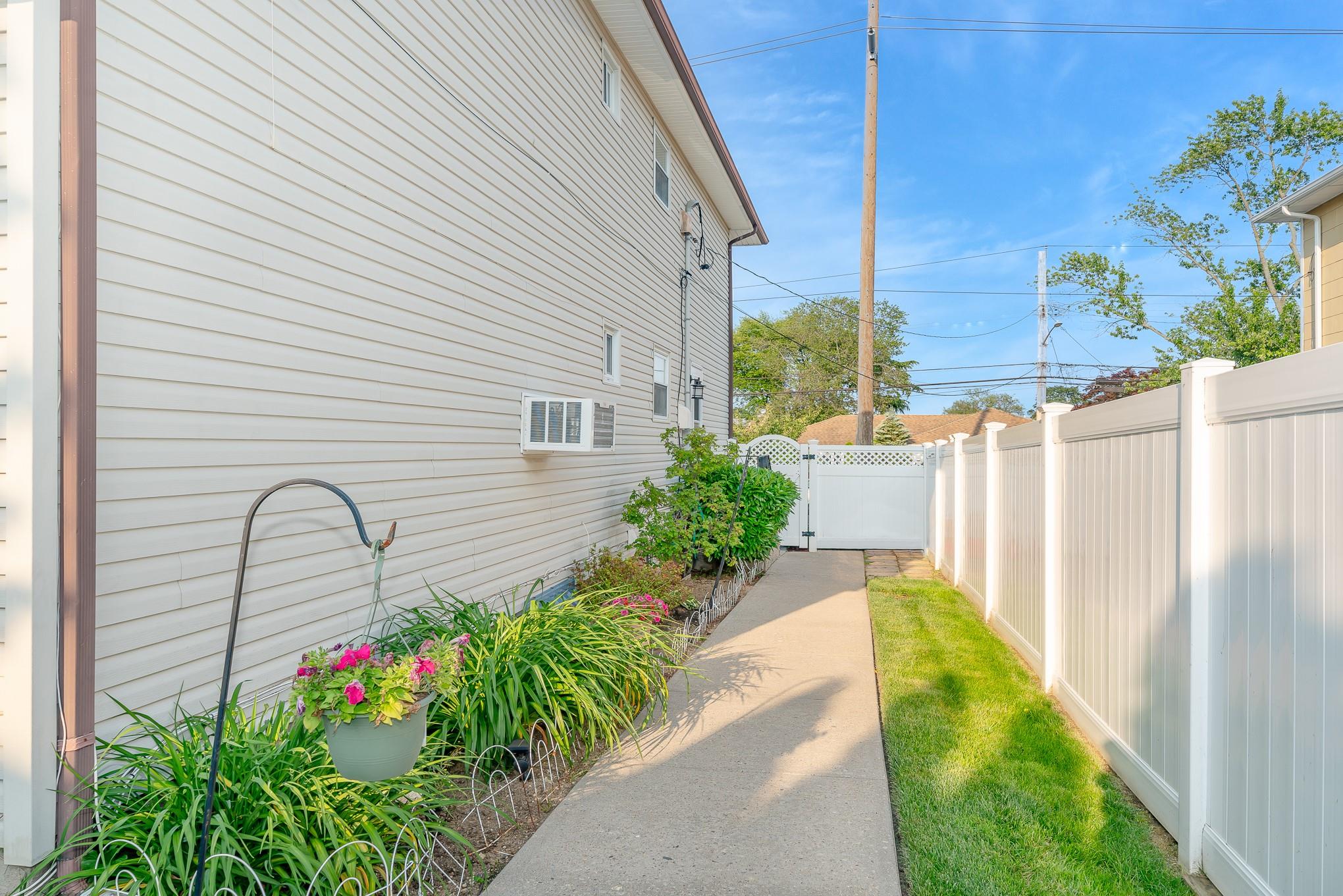 Franklin Square, New York, 11010, United States, 5 Bedrooms Bedrooms, ,2 BathroomsBathrooms,Residential,For Sale,1974579