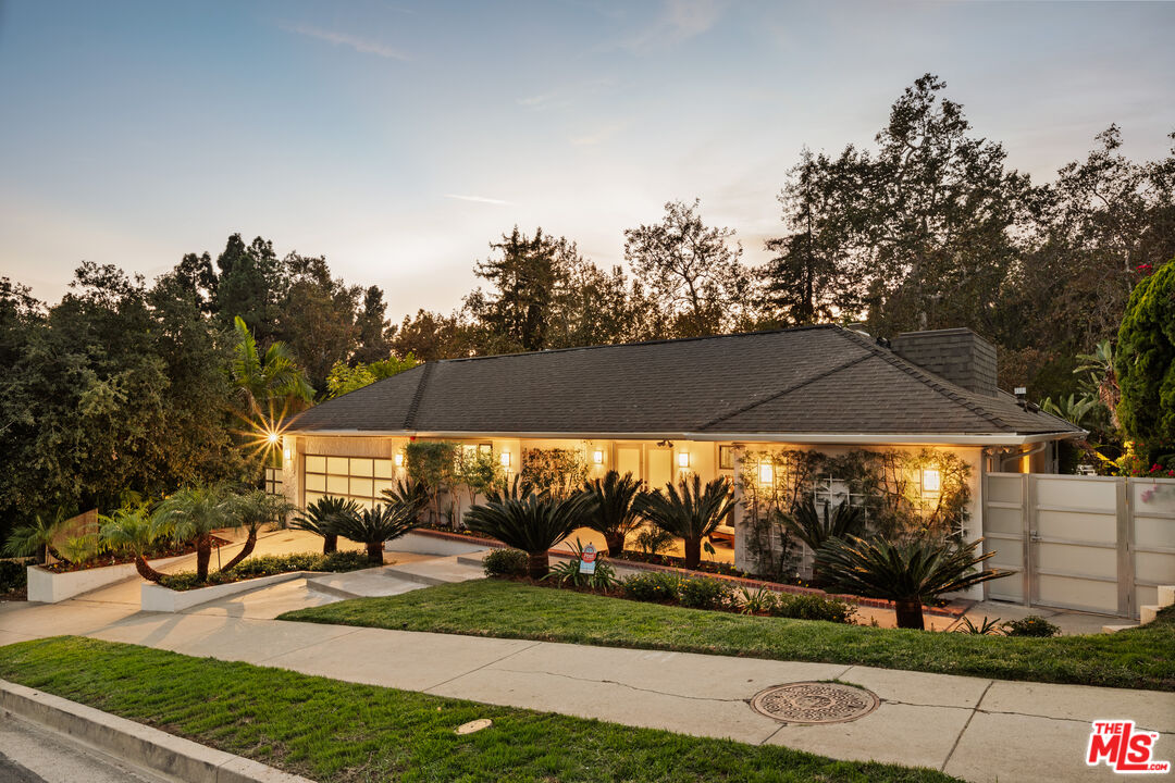 Los Angeles, California, 90027, United States, 4 Bedrooms Bedrooms, ,2 BathroomsBathrooms,Residential,For Sale,1989573