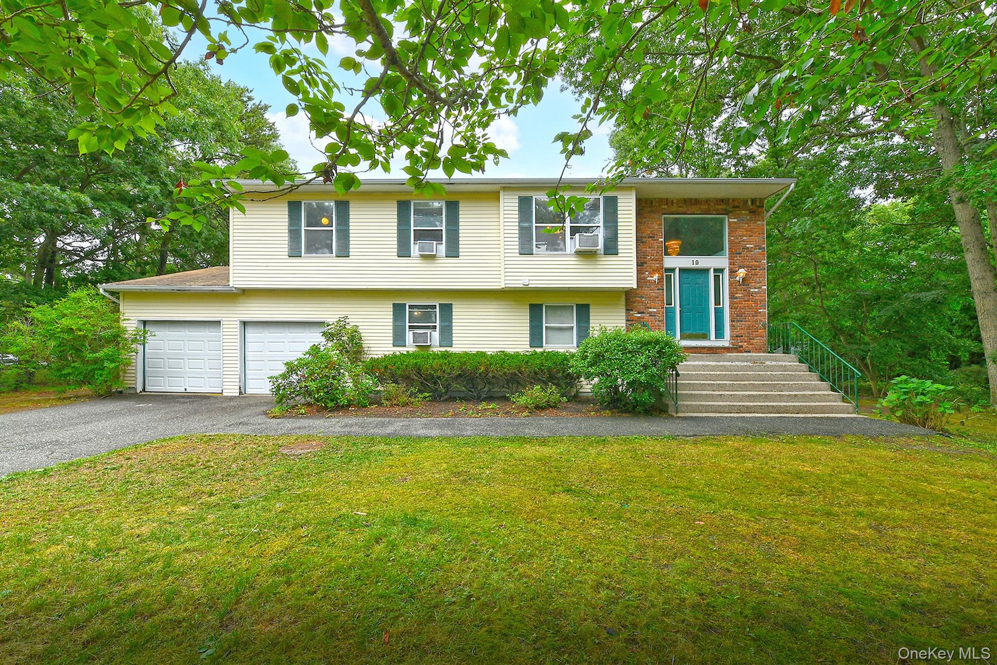 Woodbrook Cir, Holtsville, NY 11742