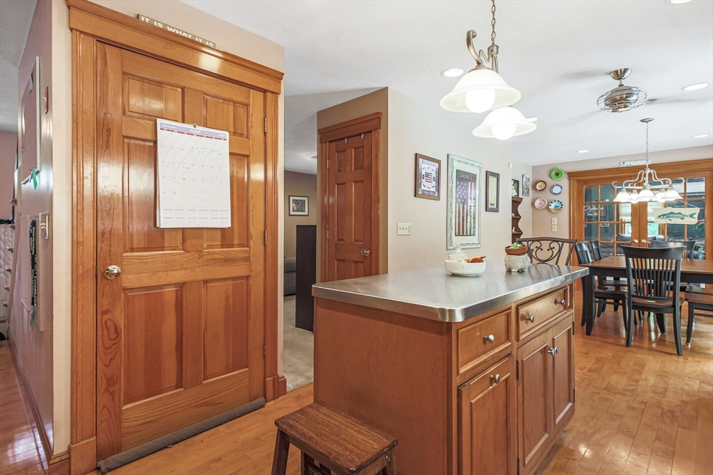 Sutton, Massachusetts, 01590, United States, 3 Bedrooms Bedrooms, ,3 BathroomsBathrooms,Residential,For Sale,1982878